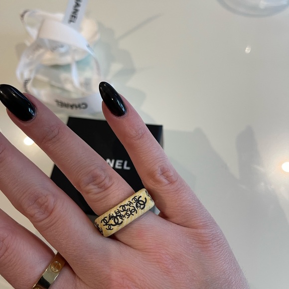 CHANEL Cambon Logo Resin Ring - Picture 2 of 4